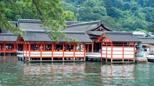 厳島神社が浮かんで見えるのはなぜ？